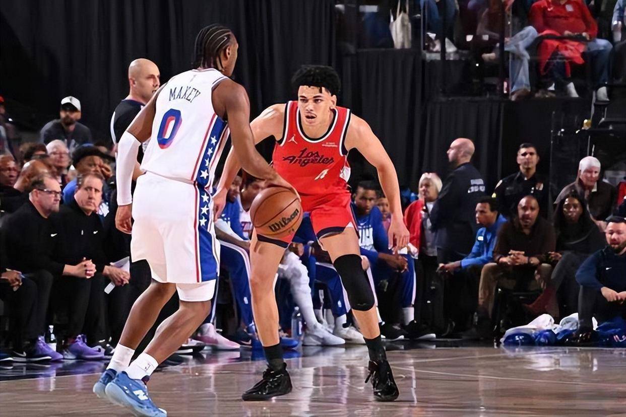 洛杉矶快船围绕欧冠强势反弹里昂今晨篮板制胜，媒体一致点评：穆雷连续三场比赛得分超过高光表现的简单介绍